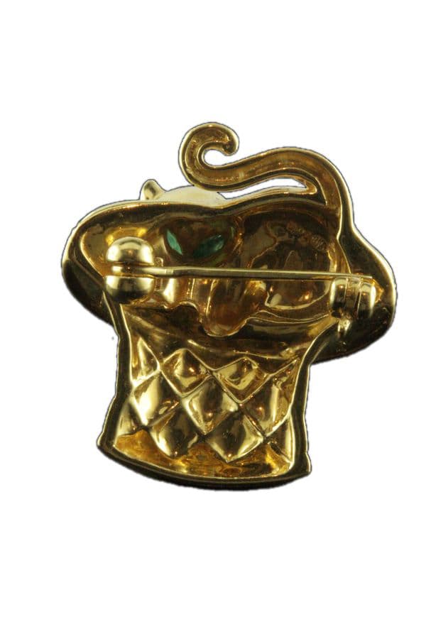 BROCHE CHAT DANS UN CHAPEAU ÉMERAUDES ET DIAMANTS — vue 3