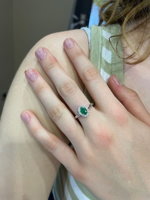BAGUE MODERNE ÉMERAUDE ET DIAMANTS — vue 2