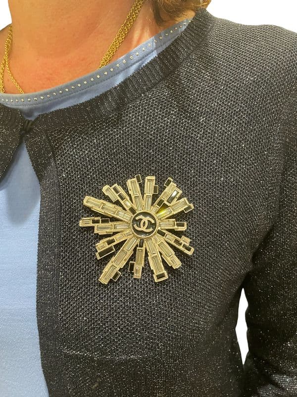 BROCHE SIGNÉE CHANEL — vue 2