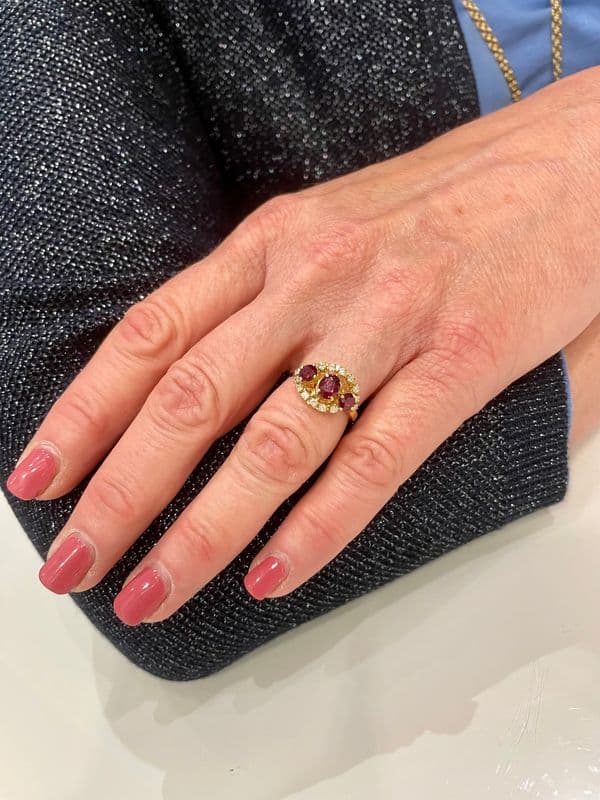 BAGUE MODERNE RUBIS ET DIAMANTS — vue 2