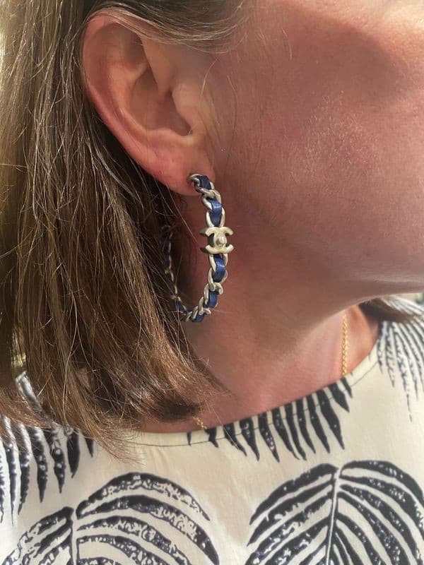 CRÉOLES SIGNÉES CHANEL EN CUIR — vue 2