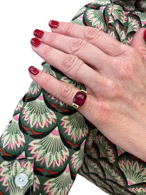 BAGUE DE CRÉATEUR RUBIS ET DIAMANTS — vue 2