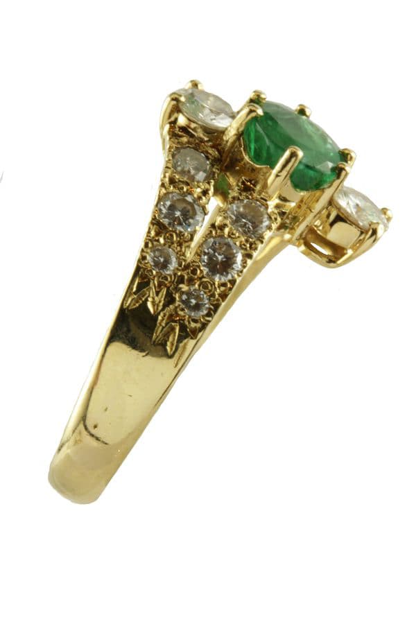 BAGUE MODERNE ÉMERAUDE ET DIAMANTS — vue 4