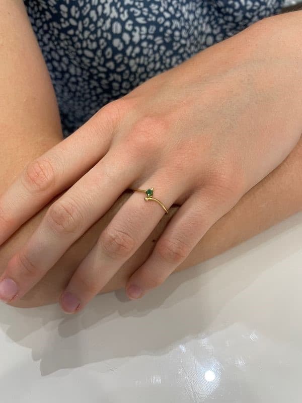 BAGUE MODERNE ÉMERAUDE — vue 2