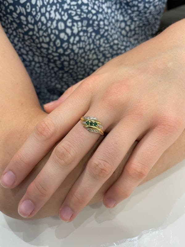 BAGUE MODERNE ÉMERAUDES — vue 2