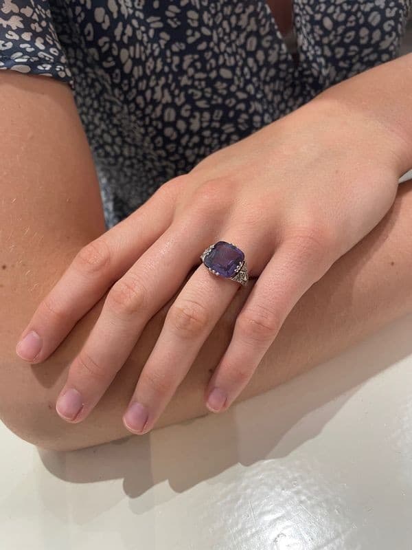 BAGUE ART-DÉCO SAPHIR VIOLET ET DIAMANTS — vue 2