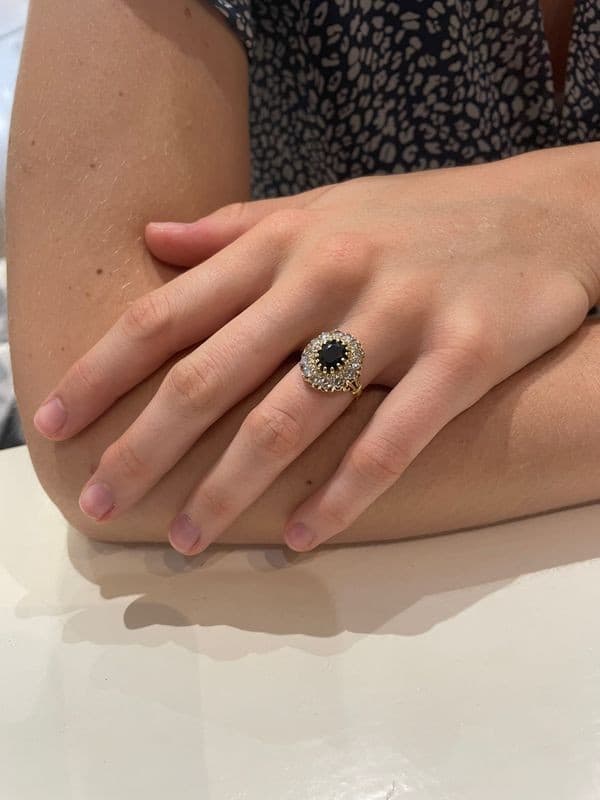 BAGUE MARGUERITE SAPHIR ET DIAMANTS — vue 2