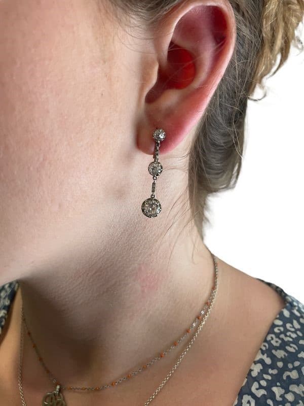 BOUCLES D'OREILLES PENDANTES DIAMANTS ART DÉCO — vue 2