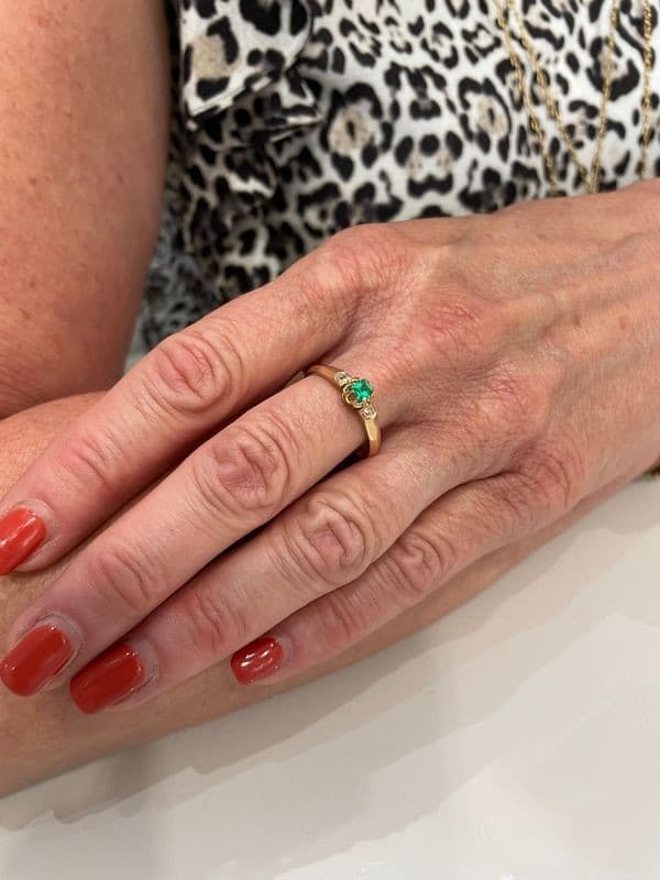 BAGUE NAPOLÉLON III ÉMERAUDE ET DIAMANTS — vue 2