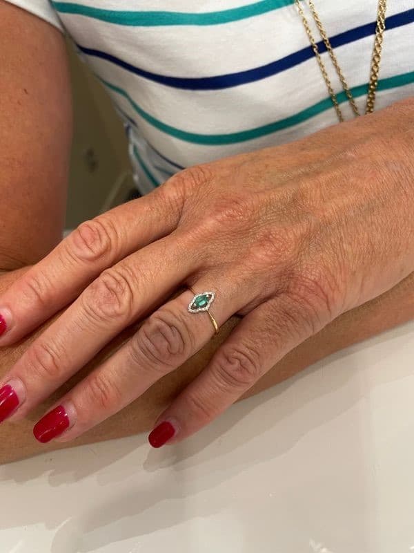 BAGUE MODERNE ÉMERAUDE — vue 2