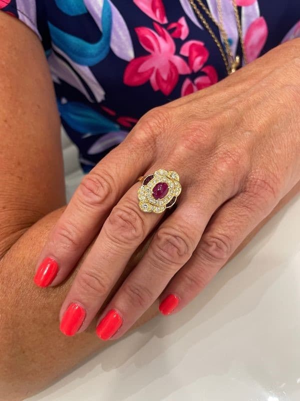 BAGUE MODERNE RUBIS ET DIAMANTS — vue 2