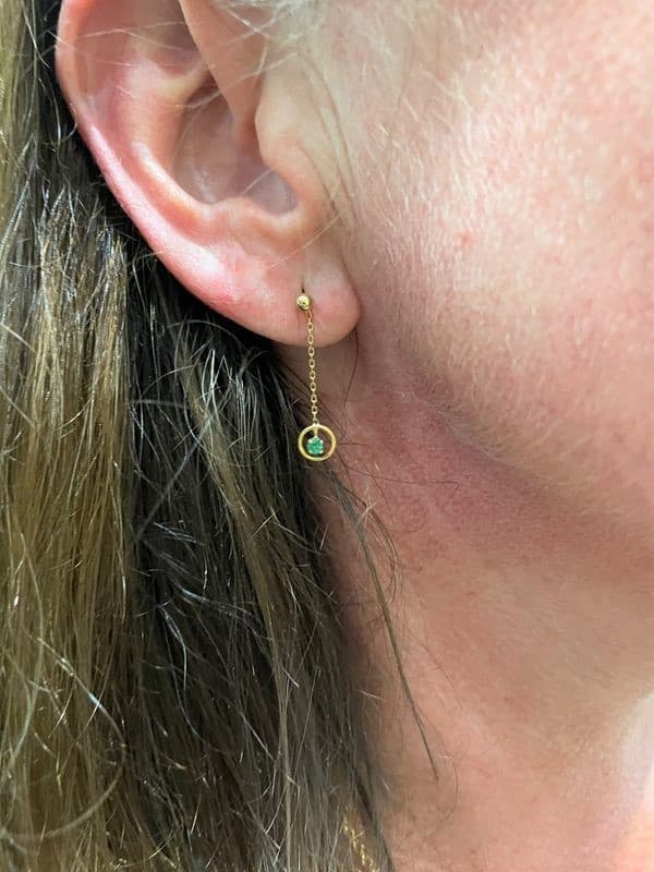 BOUCLES D'OREILLES PENDANTES ÉMERAUDES — vue 2