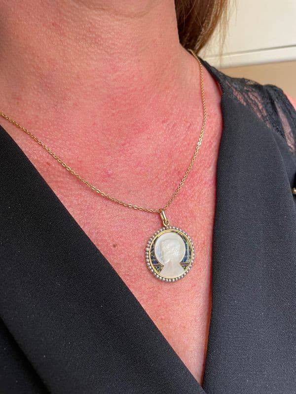 MÉDAILLE VIERGE SIGNÉE F. DE VERNON — vue 2