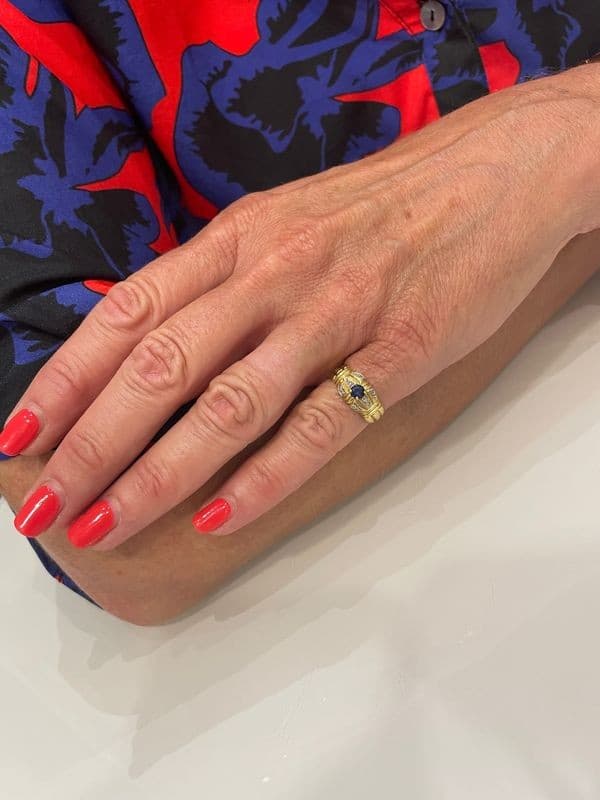 BAGUE MODERNE SAPHIR ET DAIMANTS — vue 2