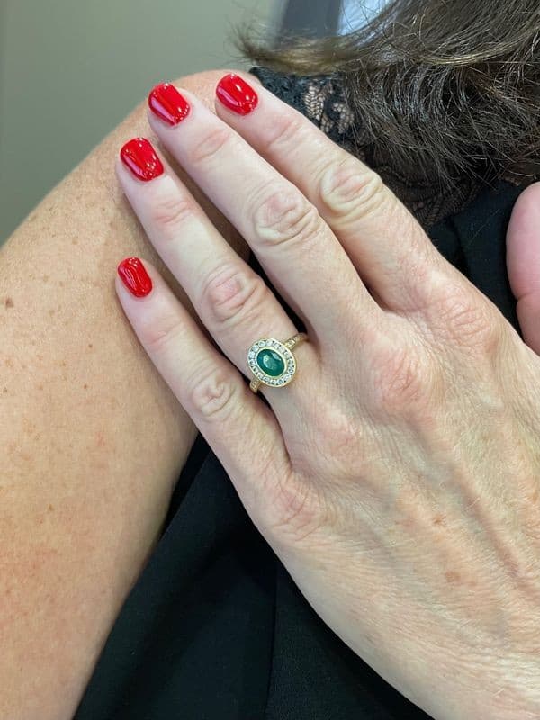 MARQUISE MODERNE ÉMERAUDE ET DIAMANTS — vue 2