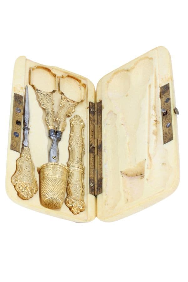 NECESSAIRE A COUTURE OR ET IVOIRE — vue 2