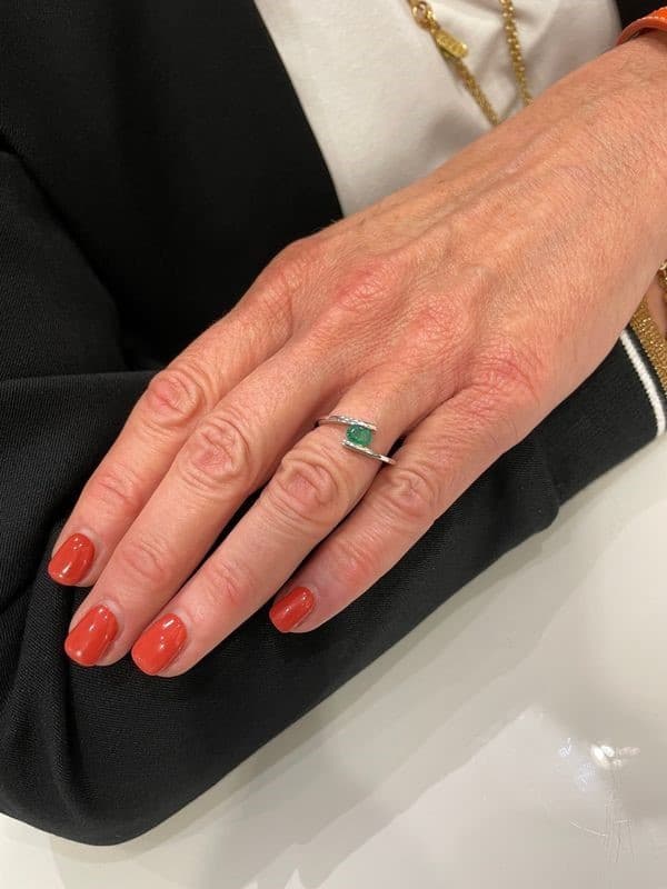 BAGUE MODERNE ÉMERAUDE — vue 2