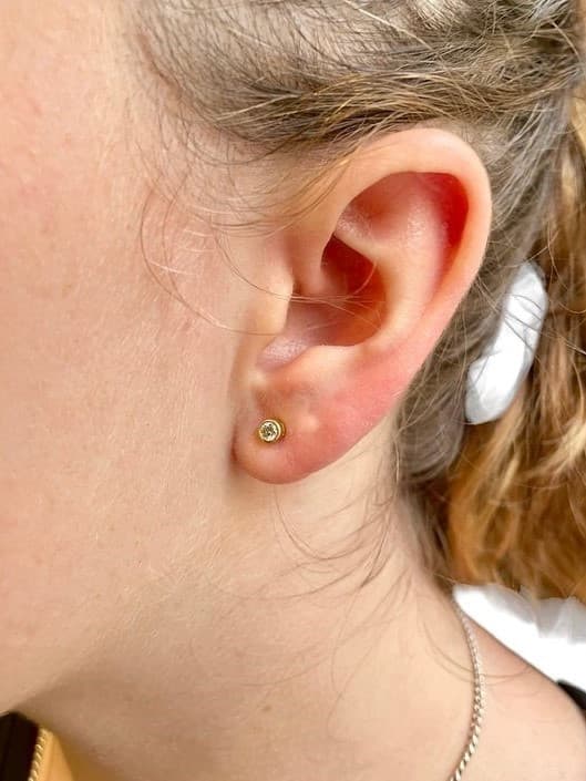 BOUCLES D'OREILLES CLOUS DIAMANTS 0.07 CARAT — vue 2
