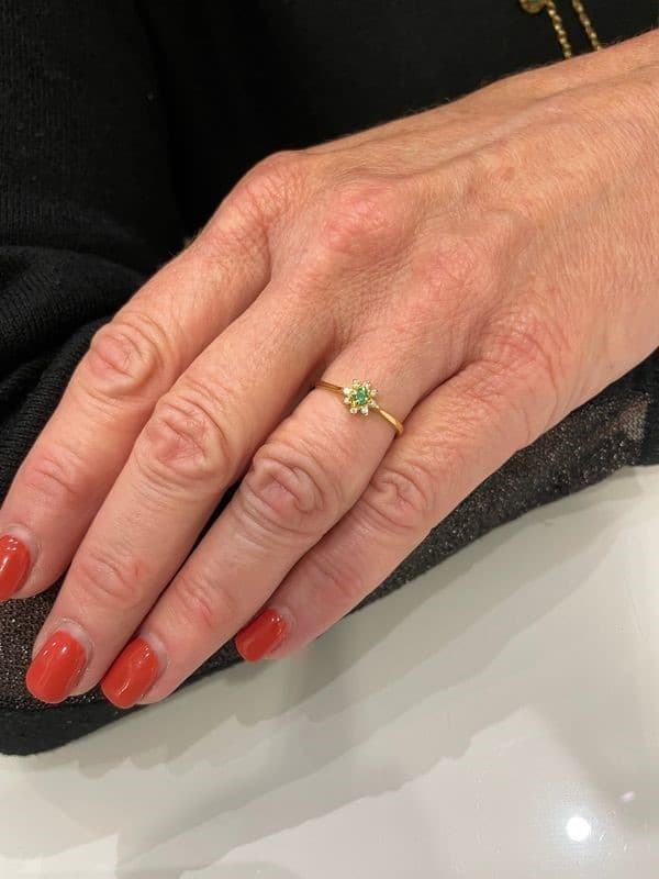 BAGUE FLEUR ÉMERAUDE ET DIAMANTS — vue 2