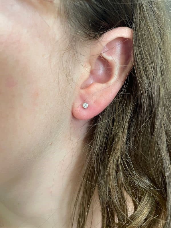 BOUCLES D'OREILLES CLOUS DIAMANTS 0.10 CARAT — vue 2