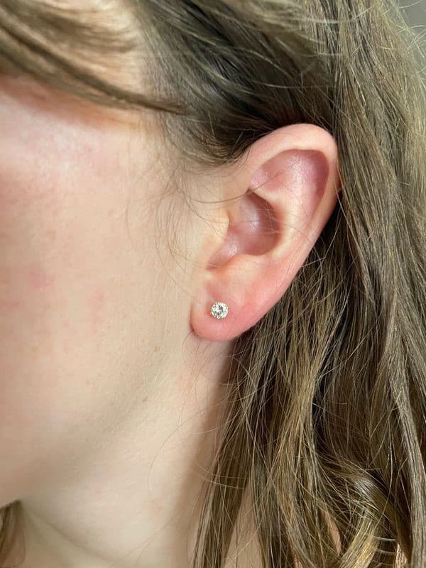 BOUCLES D'OREILLES CLOUS DIAMANTS 0.27 CARAT — vue 2