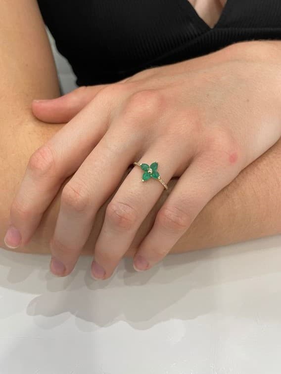 BAGUE FLEUR ÉMERAUDES ET DIAMANTS — vue 2