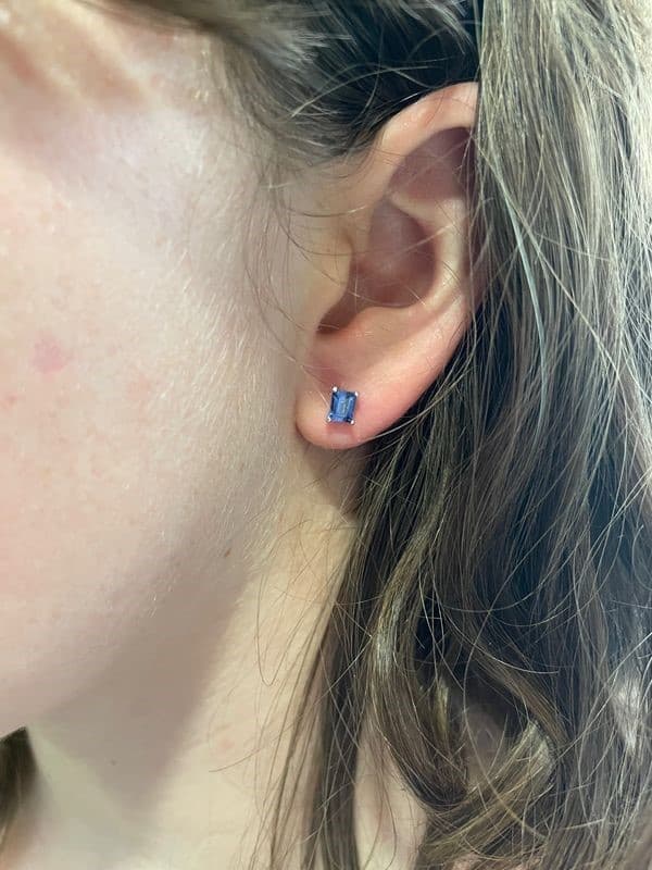 BOUCLES D'OREILLES CLOUS SAPHIRS — vue 2