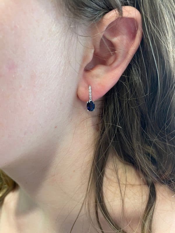 BOUCLES D'OREILLES SAPHIRS ET DIAMANTS — vue 2