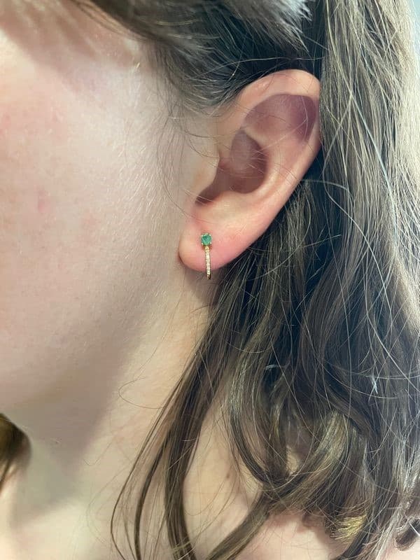 DEMI CRÉOLES ÉMERAUDES ET DIAMANTS — vue 2