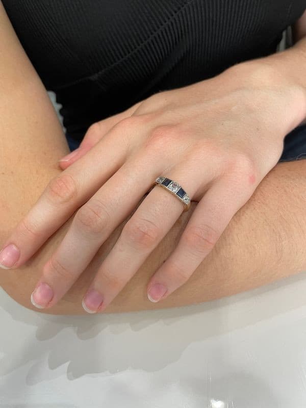 BAGUE ART-DÉCO SAPHIRS ET DIAMANTS — vue 2