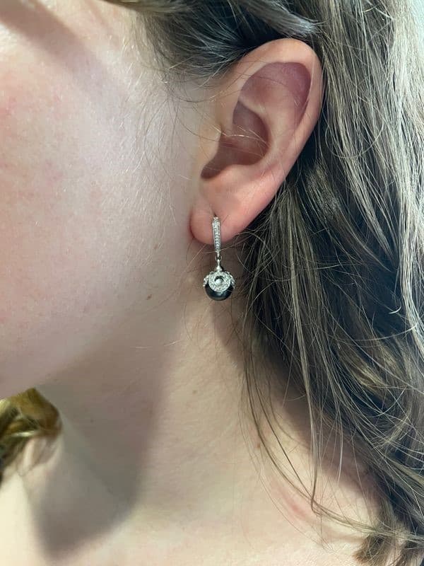BOUCLES D'OREILLES LOUIS VUITTON PERLES ET DIAMANTS — vue 2