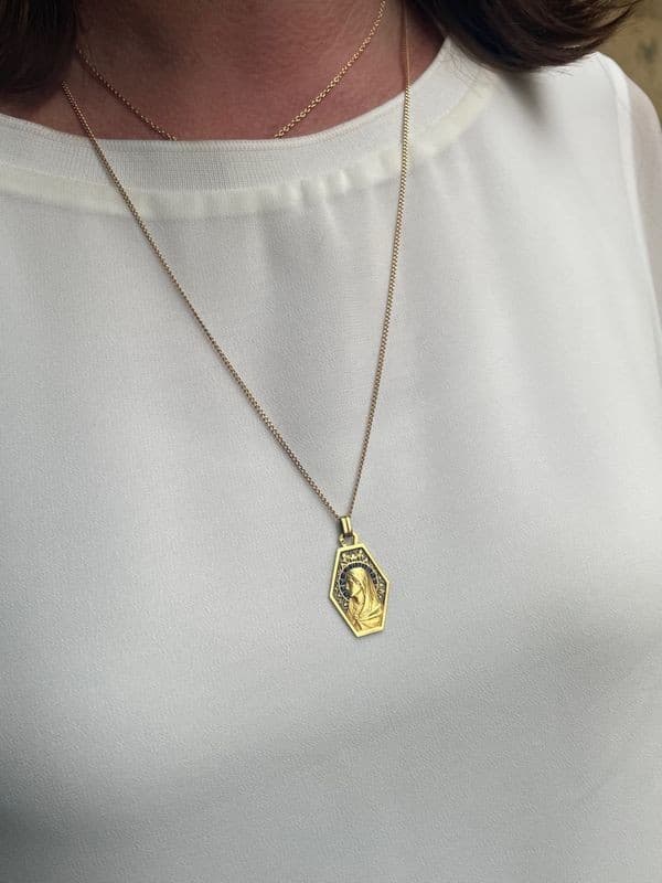 MÉDAILLE VIERGE ANCIENNE PIQUE À JOUR — vue 2