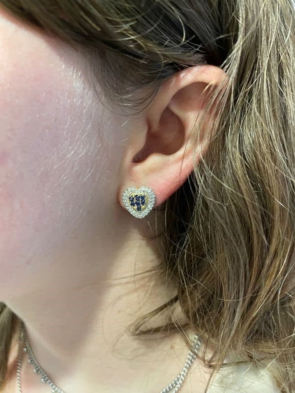 BOUCLES D"OREILLES COEURS SAPHIRS ET DIAMANTS — vue 2