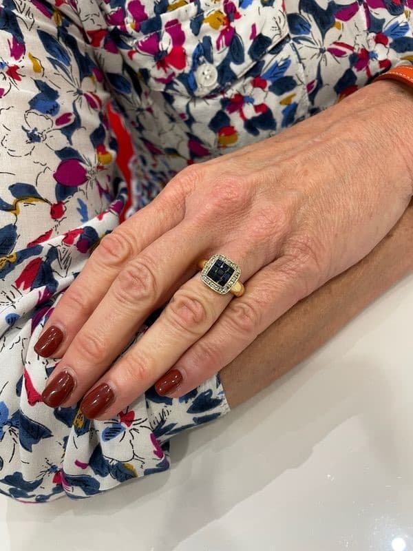 BAGUE MODERNE SAPHIRS ET DIAMANTS — vue 2