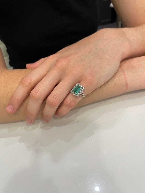BAGUE ANCIENNE QUARTZ VERT ET DIAMANTS — vue 2