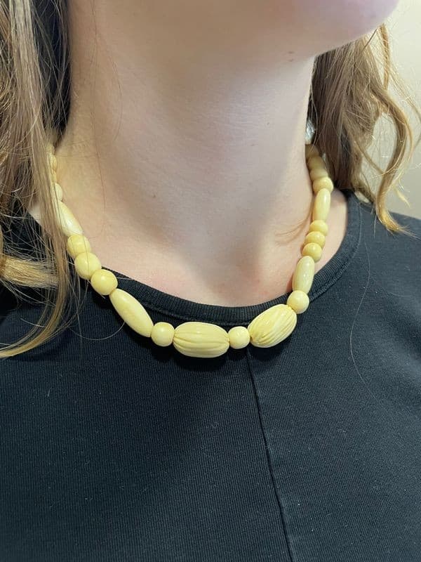COLLIER ANCIEN EN IVOIRE — vue 2