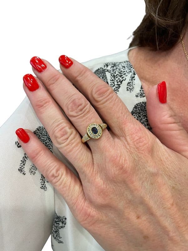BAGUE MODERNE SAPHIR ET DIAMANTS — vue 2