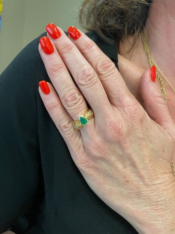 BAGUE MODERNE ÉMERAUDE ET DIAMANTS — vue 2