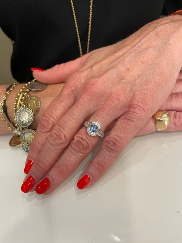 BAGUE SAPHIR DE CEYLAN ET DIAMANTS — vue 2
