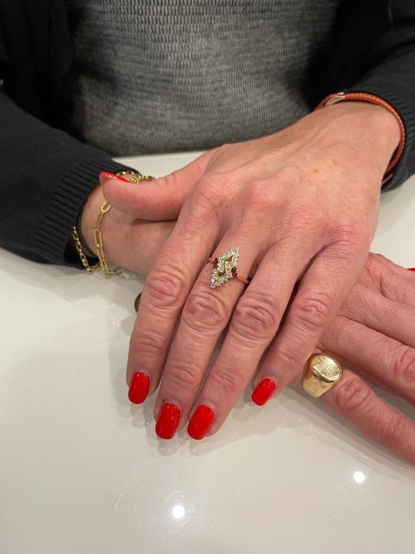 BAGUE MODERNE RUBIS ET DIAMANTS — vue 2