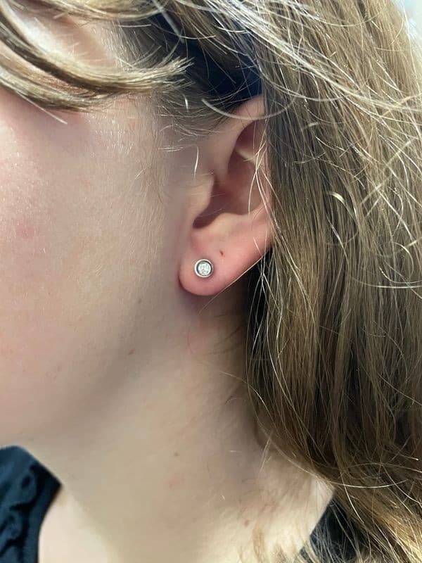 BOUCLES D'OREILLE CLOUS DIAMANTS 0.18 CARAT — vue 2