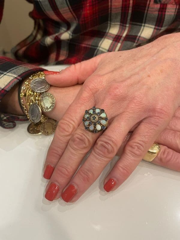 BAGUE ORNEMENTALE OPALES ET SAPHIRS — vue 2