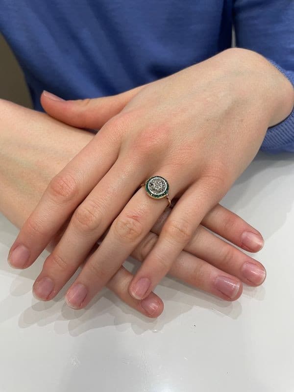 BAGUE ART-DÉCO ÉMERAUDES ET DIAMANTS — vue 2