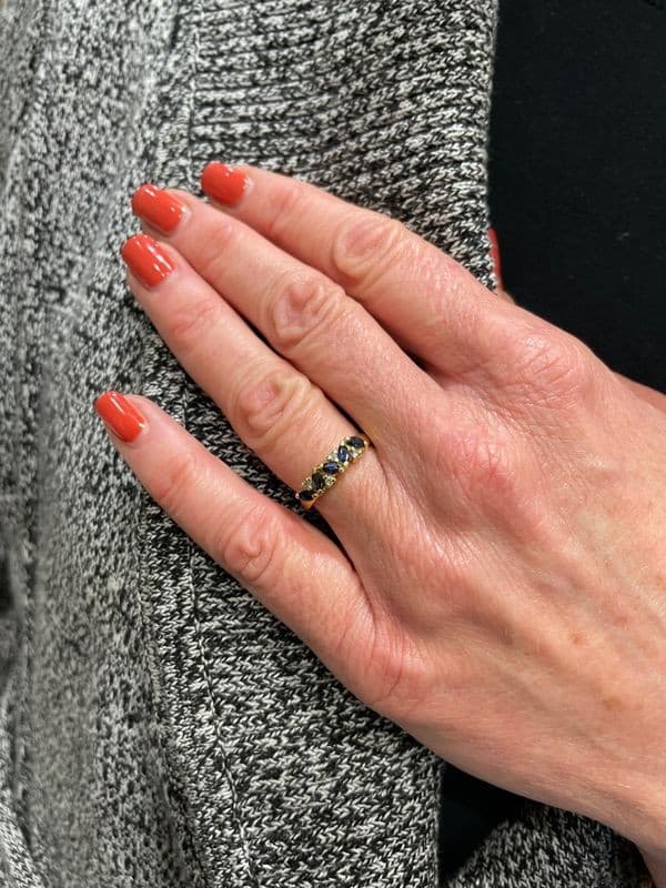 BAGUE JARRETIÈRE SAPHIRS ET DIAMANTS — vue 2