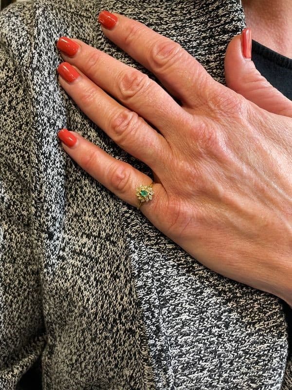 BAGUE MARGUERITE ÉMERAUDE ET DIAMANTS — vue 2