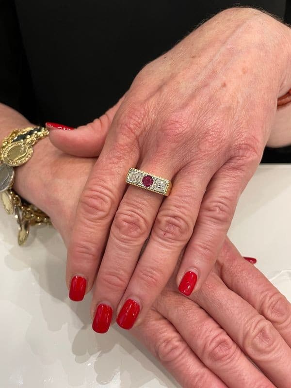 BAGUE ART-DÉCO RUBIS ET DIAMANTS — vue 2