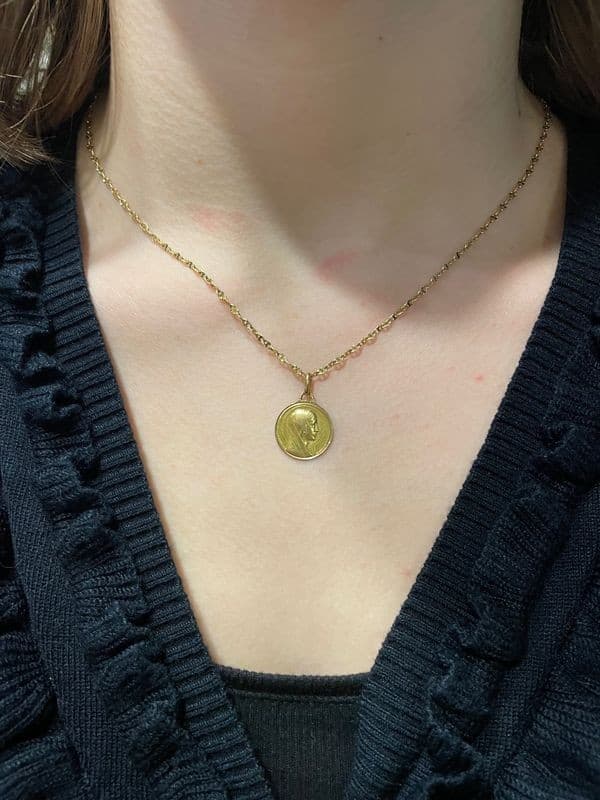 MÉDAILLE ANCIENNE NOTRE DAME DE LOURDES SIGNÉE AUGIS — vue 2