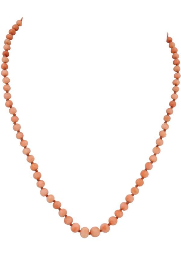 COLLIER CORAIL ANCIEN EN CHUTE — vue 1