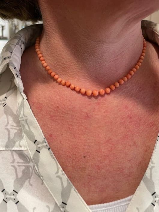 COLLIER CORAIL ANCIEN EN CHUTE — vue 2