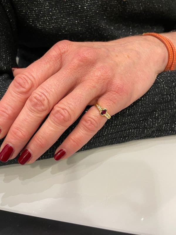 BAGUE MODERNE RUBIS ET DIAMANTS — vue 2